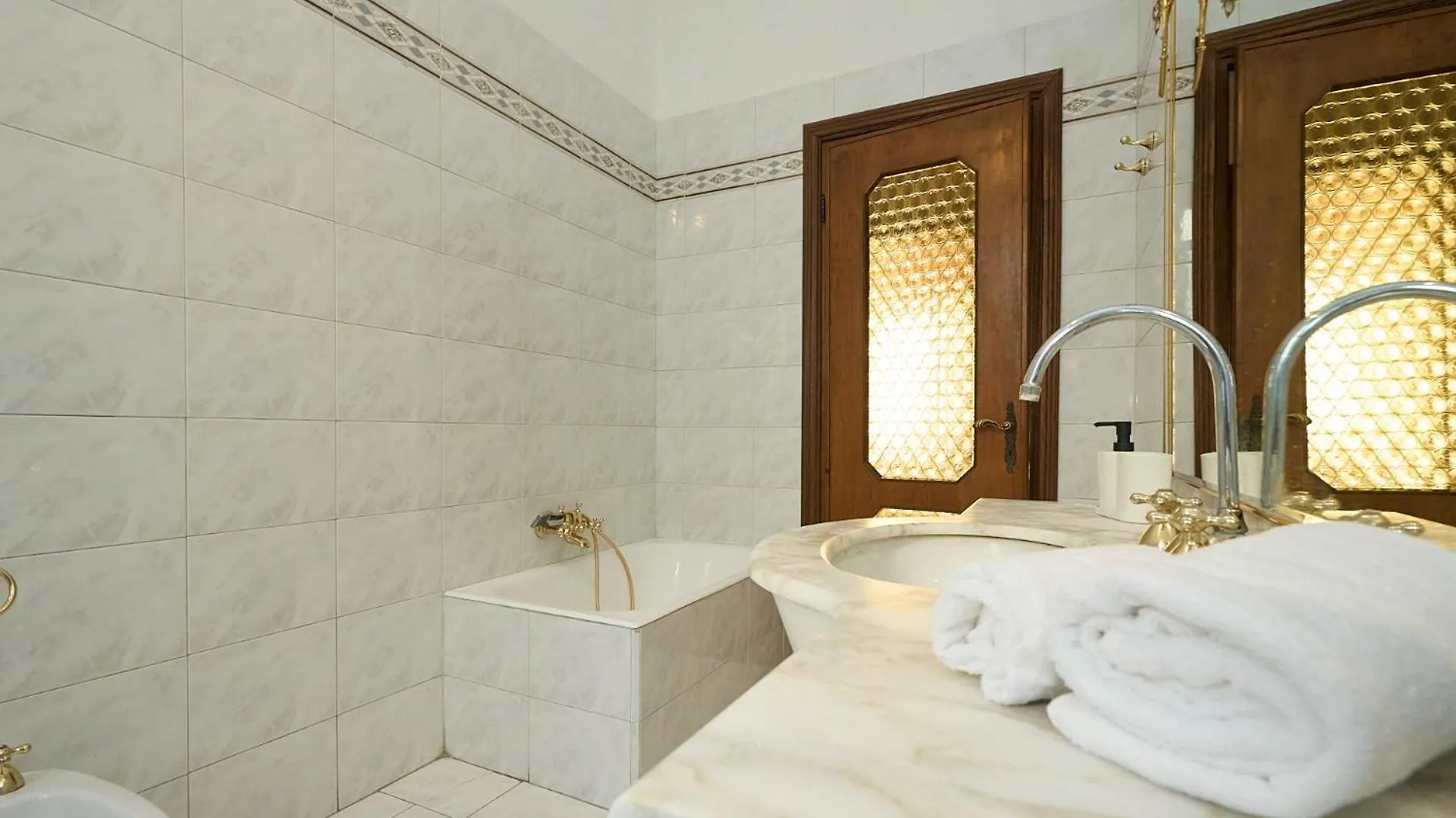 Vintage House - 2 Minutes Walk From Central Station Mediolan Apartament