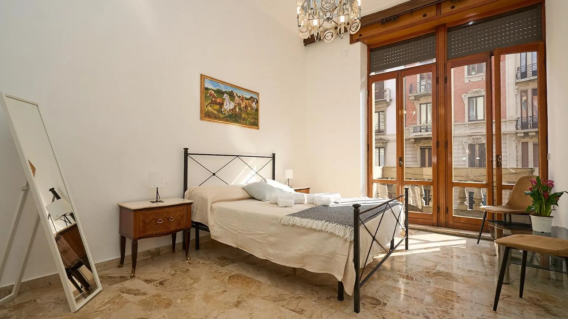 Vintage House - 2 Minutes Walk From Central Station Mediolan Apartament
